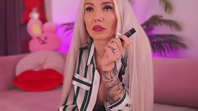 Snapshot of fallingangel chatting on 02.17.25 fallingangel online show from 02.17.25