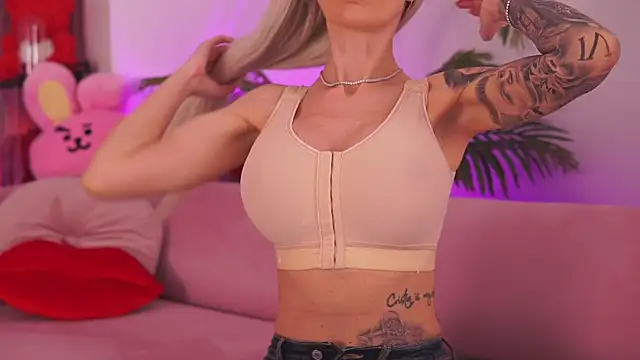 Snapshot of fallingangel chatting on 03.20.25 fallingangel online show from 03.20.25