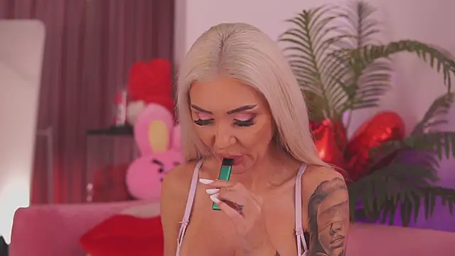 Snapshot of fallingangel chatting on 11.12.25 fallingangel online show from 11.12.25