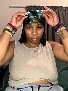 Snapshot of CurvyDesire1 chatting on 10.09.25 CurvyDesire1 online show from 10.09.25