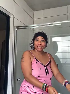 Snapshot of CurvyDesire1 chatting on 10.17.25 CurvyDesire1 online show from 10.17.25