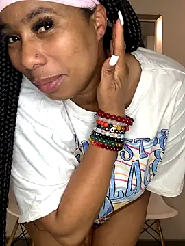 Snapshot of CurvyDesire1 chatting on 10.23.25 CurvyDesire1 online show from 10.23.25