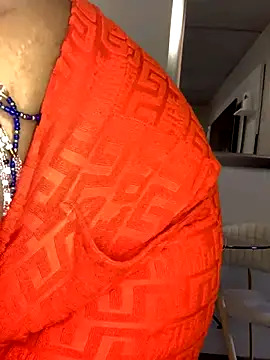 Snapshot of CurvyDesire1 chatting on 10.29.25 CurvyDesire1 online show from 10.29.25