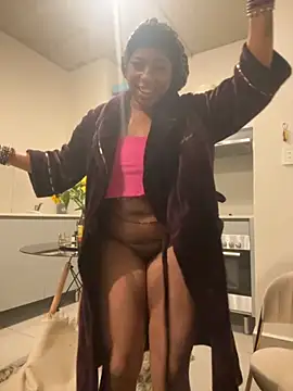 Snapshot of CurvyDesire1 chatting on 11.21.25 CurvyDesire1 online show from 11.21.25