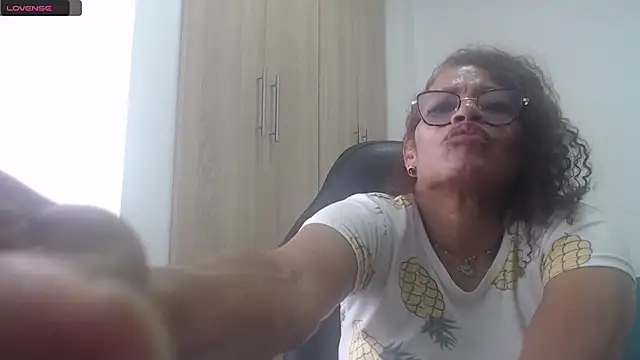 Snapshot of BustyMilf_ chatting on 01.28.25 BustyMilf  online show from 01.28.25