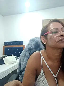 Snapshot of BustyMilf_ chatting on 10.09.25 BustyMilf  online show from 10.09.25