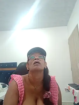 Snapshot of BustyMilf_ chatting on 10.12.25 BustyMilf  online show from 10.12.25
