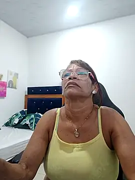 Snapshot of BustyMilf_ chatting on 10.21.25 BustyMilf  online show from 10.21.25