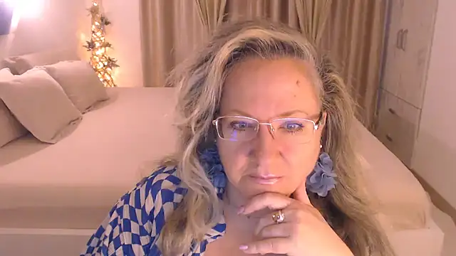 Snapshot of Raisshy chatting on 10.31.25 Raisshy online show from 10.31.25