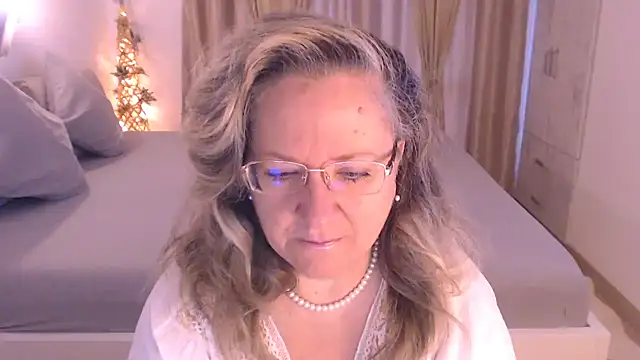 Snapshot of Raisshy chatting on 11.18.25 Raisshy online show from 11.18.25