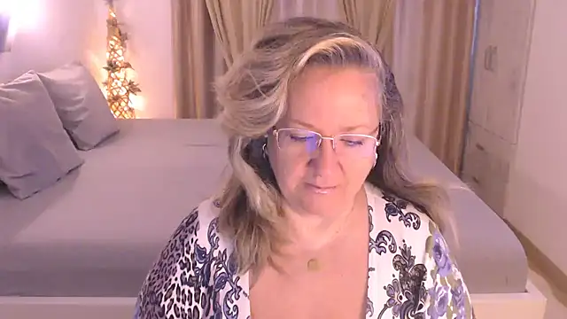 Snapshot of Raisshy chatting on 11.19.25 Raisshy online show from 11.19.25