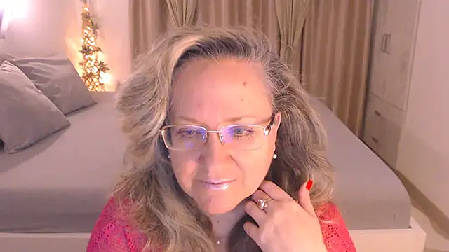 Snapshot of Raisshy chatting on 11.21.25 Raisshy online show from 11.21.25