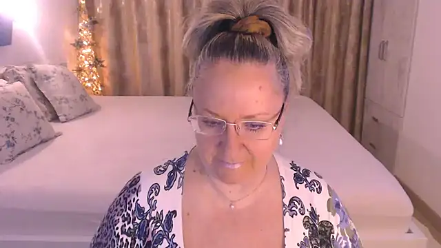 Snapshot of Raisshy chatting on 11.27.25 Raisshy online show from 11.27.25