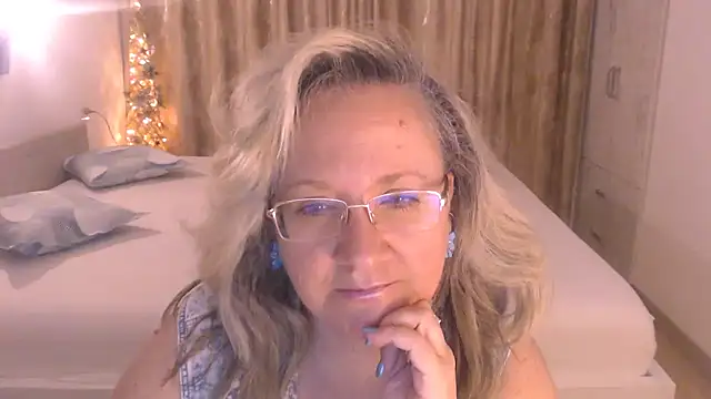 Snapshot of Raisshy chatting on 06.18.26 Raisshy online show from 06.18.26