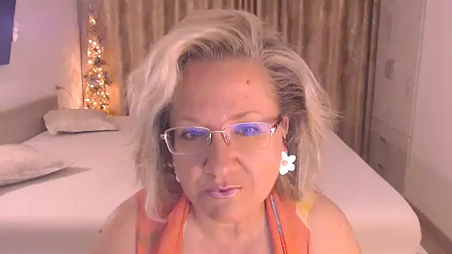 Snapshot of Raisshy chatting on 07.16.26 Raisshy online show from 07.16.26