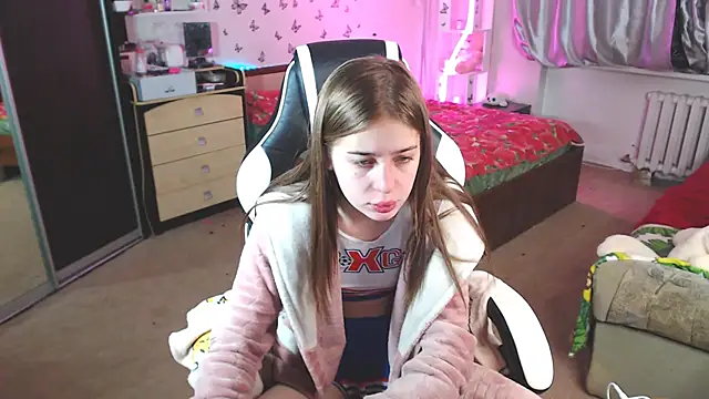 Snapshot of Kira_honeyy chatting on 01.31.25 Kira honeyy online show from 01.31.25