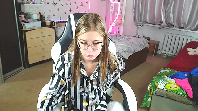 Snapshot of Kira_honeyy chatting on 03.22.25 Kira honeyy online show from 03.22.25