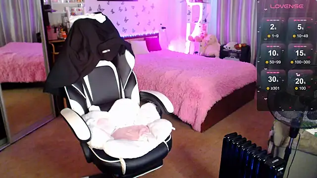 Snapshot of Kira_honeyy chatting on 09.13.25 Kira honeyy online show from 09.13.25