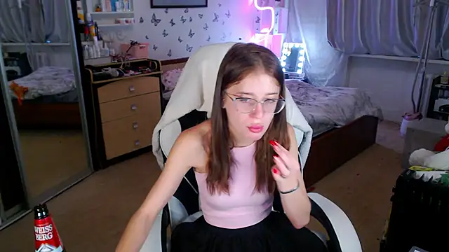 Snapshot of Kira_honeyy chatting on 10.08.25 Kira honeyy online show from 10.08.25