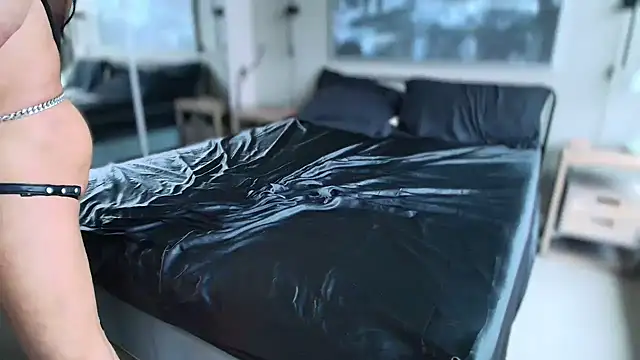 Snapshot of MikyFoxx chatting on 12.16.25 MikyFoxx online show from 12.16.25