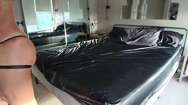 Snapshot of MikyFoxx chatting on 12.17.25 MikyFoxx online show from 12.17.25