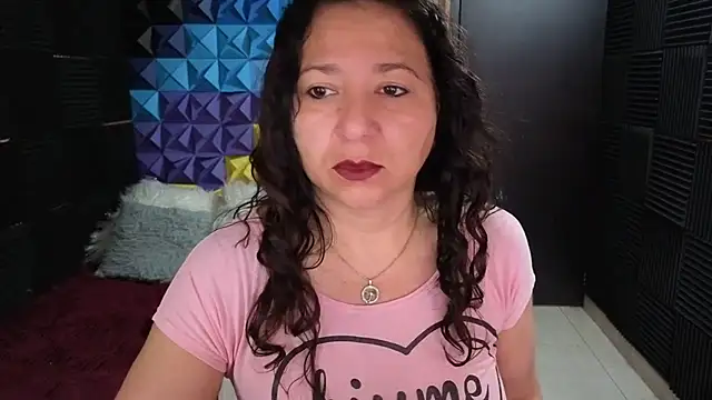 Snapshot of katifoxx chatting on 10.28.25 katifoxx online show from 10.28.25