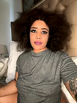 Snapshot of CAMMII_ chatting on 11.16.25 CAMMII online show from 11.16.25