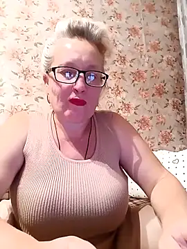 Snapshot of Cerd_Ayaz chatting on 10.13.25 Cerd Ayaz online show from 10.13.25