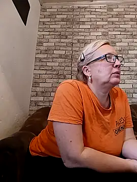 Snapshot of Cerd_Ayaz chatting on 10.24.25 Cerd Ayaz online show from 10.24.25