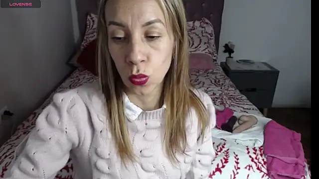 Snapshot of cristin_doll_ chatting on 11.26.25 cristin doll online show from 11.26.25