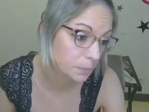 Snapshot of alixfeeling chatting on 12.20.24 alixfeeling online show from 12.20.24