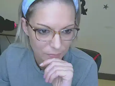 Snapshot of alixfeeling chatting on 12.31.24 alixfeeling online show from 12.31.24