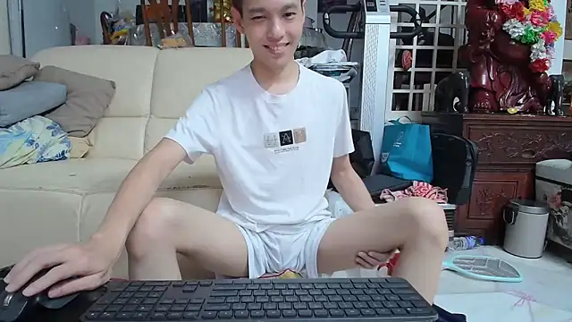 Snapshot of andrewooi chatting on 01.04.25 andrewooi online show from 01.04.25