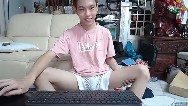 Snapshot of andrewooi chatting on 01.05.25 andrewooi online show from 01.05.25