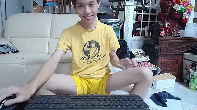 Snapshot of andrewooi chatting on 03.09.25 andrewooi online show from 03.09.25