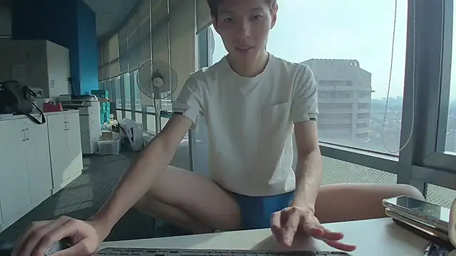 Snapshot of andrewooi chatting on 11.01.25 andrewooi online show from 11.01.25