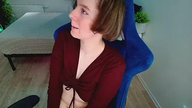 Snapshot of CranberryHot chatting on 09.21.25 CranberryHot online show from 09.21.25