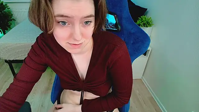 Snapshot of CranberryHot chatting on 09.22.25 CranberryHot online show from 09.22.25