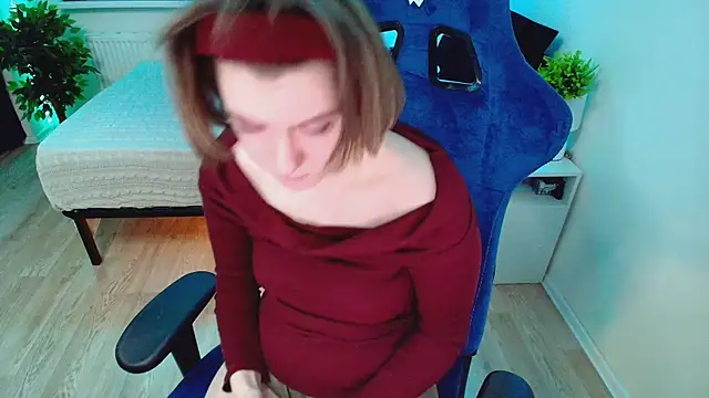 Snapshot of CranberryHot chatting on 10.03.25 CranberryHot online show from 10.03.25