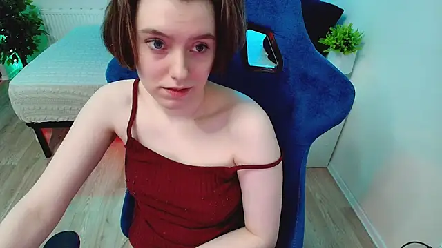 Snapshot of CranberryHot chatting on 10.05.25 CranberryHot online show from 10.05.25