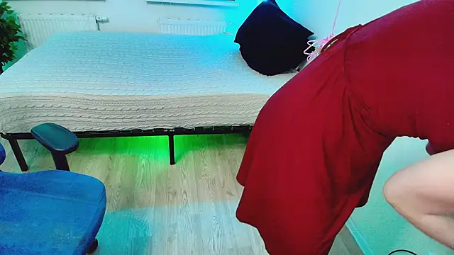 Snapshot of CranberryHot chatting on 10.19.25 CranberryHot online show from 10.19.25