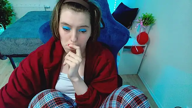 Snapshot of CranberryHot chatting on 10.27.25 CranberryHot online show from 10.27.25