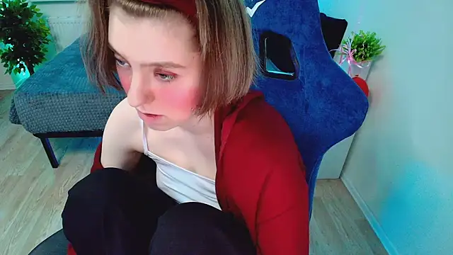 Snapshot of CranberryHot chatting on 10.28.25 CranberryHot online show from 10.28.25