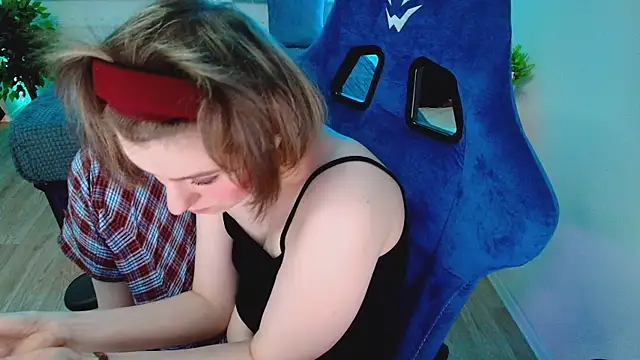 Snapshot of CranberryHot chatting on 10.31.25 CranberryHot online show from 10.31.25