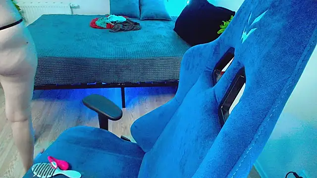 Snapshot of CranberryHot chatting on 11.09.25 CranberryHot online show from 11.09.25