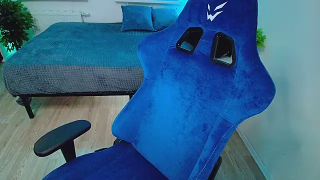 Snapshot of CranberryHot chatting on 11.25.25 CranberryHot online show from 11.25.25