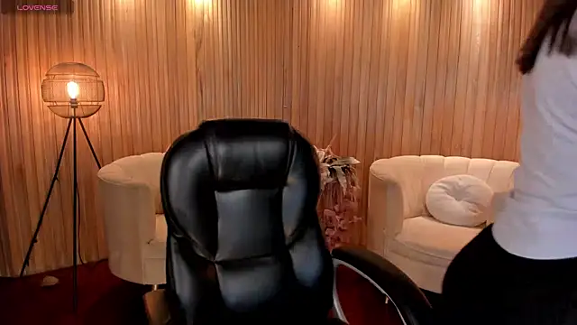 Snapshot of MorganHicks chatting on 10.17.25 MorganHicks online show from 10.17.25