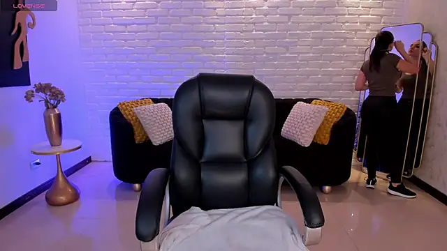 Snapshot of MorganHicks chatting on 11.22.25 MorganHicks online show from 11.22.25