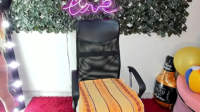 Snapshot of DestinyHills chatting on 06.23.26 DestinyHills online show from 06.23.26