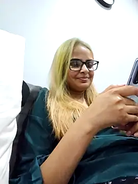 Snapshot of DirtySnowball69 chatting on 09.10.25 DirtySnowball69 online show from 09.10.25